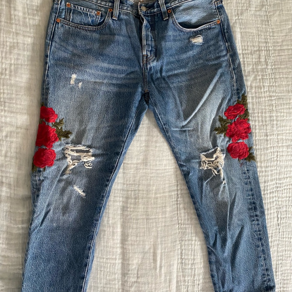 Levi’s 501 Tapered Embroidered Distressed Cropped Jeans (31x26) - Picture 3 of 7
